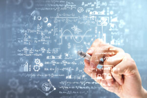 Männliche Hand schreibt mathematische Formeln auf unscharfem Hintergrund. Wissenschaft und Algebra Konzept. Doppelbelichtung